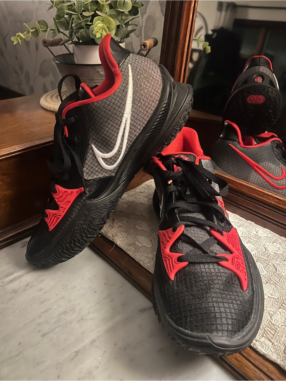 NIKE Kyrie Low 4 "Bred" Low Top Basketball Sneakers Red Black Men's Size 11 EUC